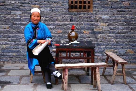 Han-Chinesin im Dorfchen Tianlong Tunbao in Anshun