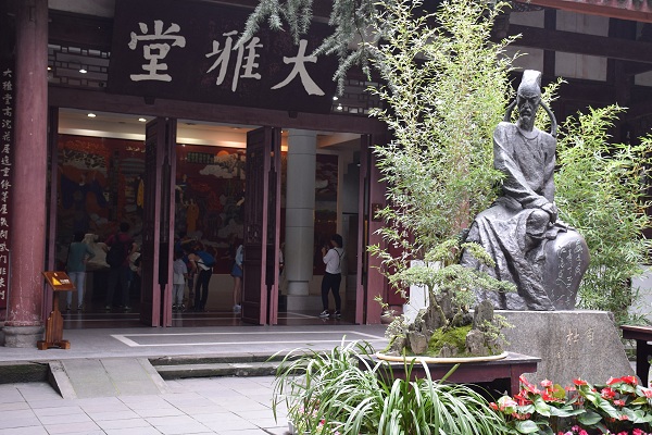 Statue von Du Fu vor der Halle Dayatang