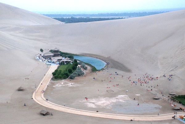 Rauschende Sanddünen und Mondsichel-See in Dunhuang