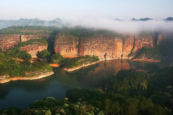 Jinhu-See mit Danxia-Landschaft im Taining Danxia Welt-Geopark