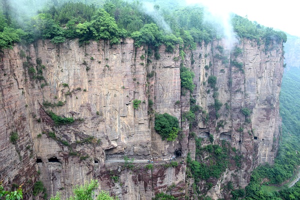 Guoliang-Tunnelstraße an Felswänden