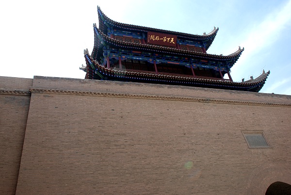 Das Tor der Erleuchtung mit der chinesischen Inschrift Imposantester Pass unter dem Himmel