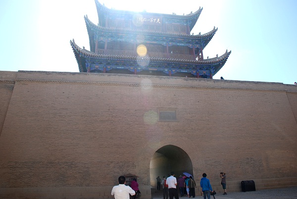 Durch das Tor mit der chinesischen Inschrift Imposantester Pass unter dem Himmel