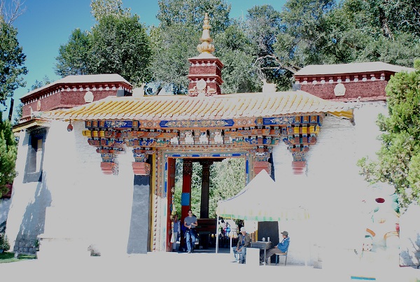 Eingang des Norbulingka-Gartens in Lhasa