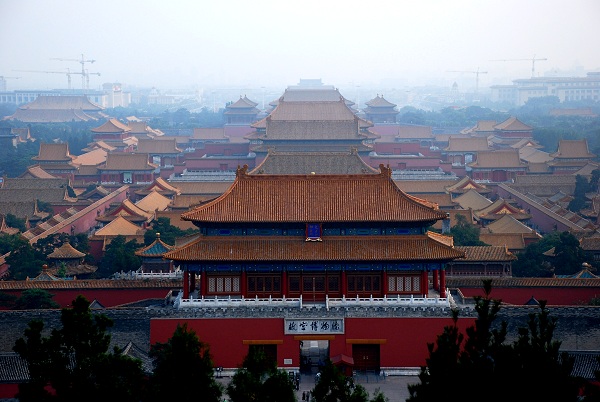 Ausblick auf den Kaiserpalast vom Jingshan-Park in Peking aus