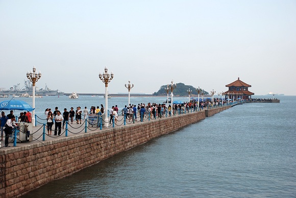 Qingdaos Landungsbrücke mit Huilan-Pavillon