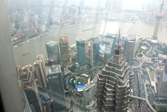 Blick aus dem Sky Walk 100 in SWFC auf den Jinmao-Tower und den Oriental Pearl Tower