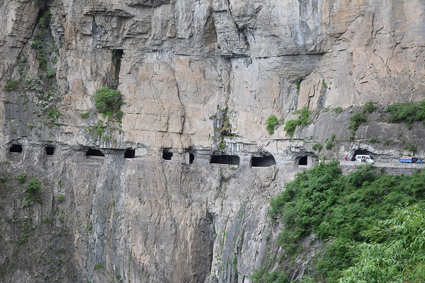 Kunshan-Tunnel mit Öffnungen an steilen Felswänden