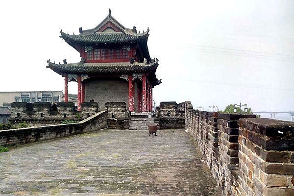 Auf der Stadtmauer von Xiangyang