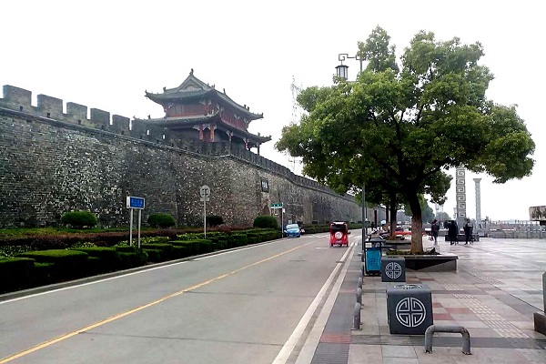 Stadtmauer mit dem Linhan-Tor in Xiangyang
