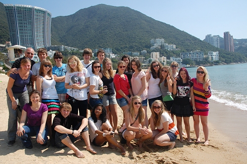 Gruppenfoto der Schlergruppe vor dem Fengshui-Haus in Hongkong